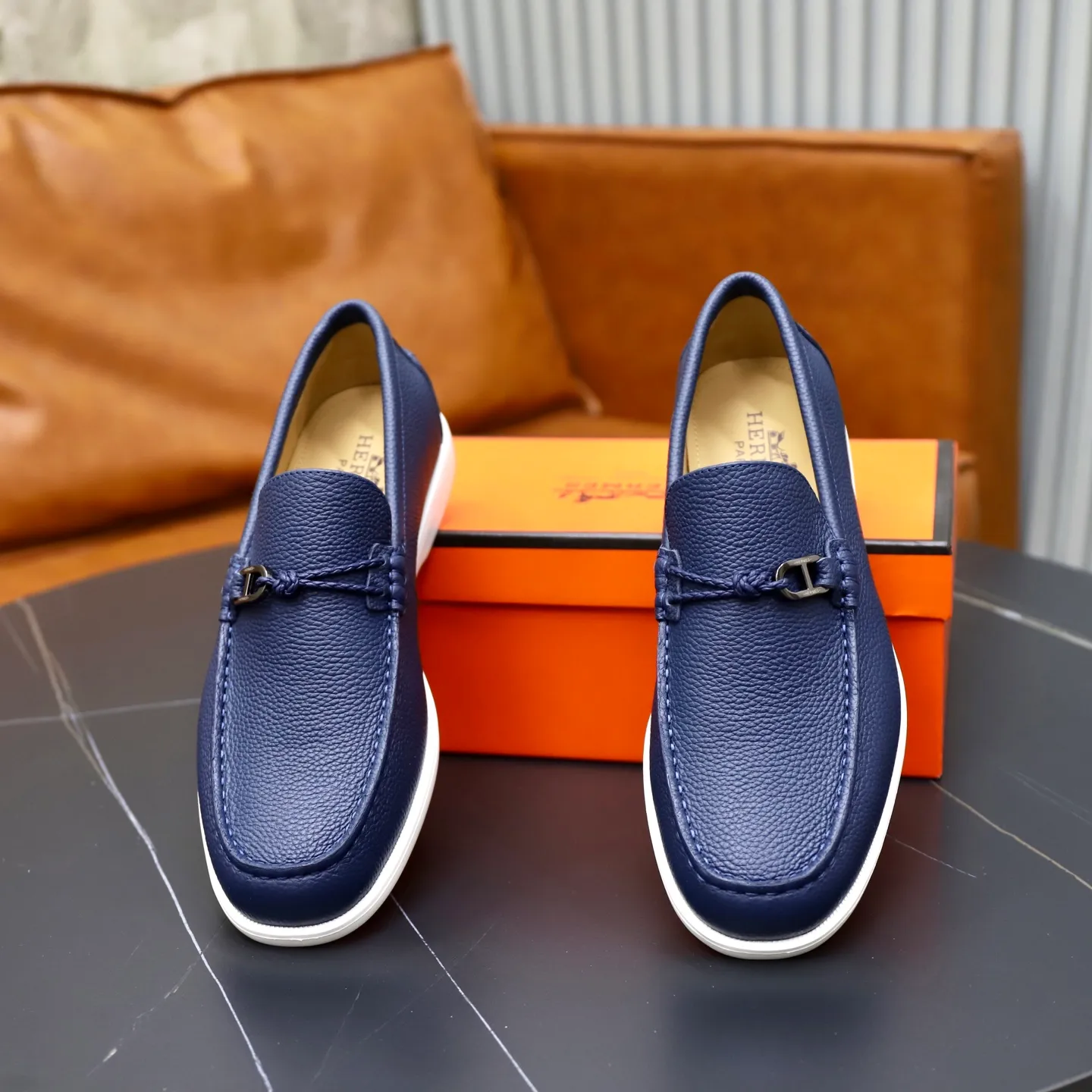 Ex-factory price: 560💰Hermès/Hermès slip-on men's shoes. This shoe is made of imported pebbled cowhide. It has simple and smooth lines and is combined with aerodynamically designed 3CM rubber foam ultra-light soles! Youthful and fashionable, classic H-shaped hardware buckle decoration, calf lining gently wraps the feet, with logo cowhide feet, casual and urban style, highlighting youthful vitality, sports and leisure version, super versatile, code number: 38-39-40-41-42-43-44 standard leather shoe size (45 can be customized but does not support returns)
